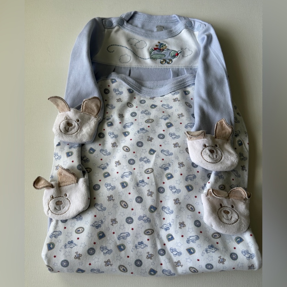Little wonders boy’s sleep sack with fold over cuffs.  Size 0-5 & 0-6M.